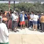 Personas congregadas en un punto de encuentro en Loreto, Perú, participando en una actividad comunitaria o reunión social al aire libre.