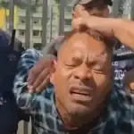 Asalto policial en Loreto: agentes detienen a joven en protesta, creando tensión en la vía pública. Imagen captura momento de intervención policial en contexto de conflictos sociales en Loreto, Perú.