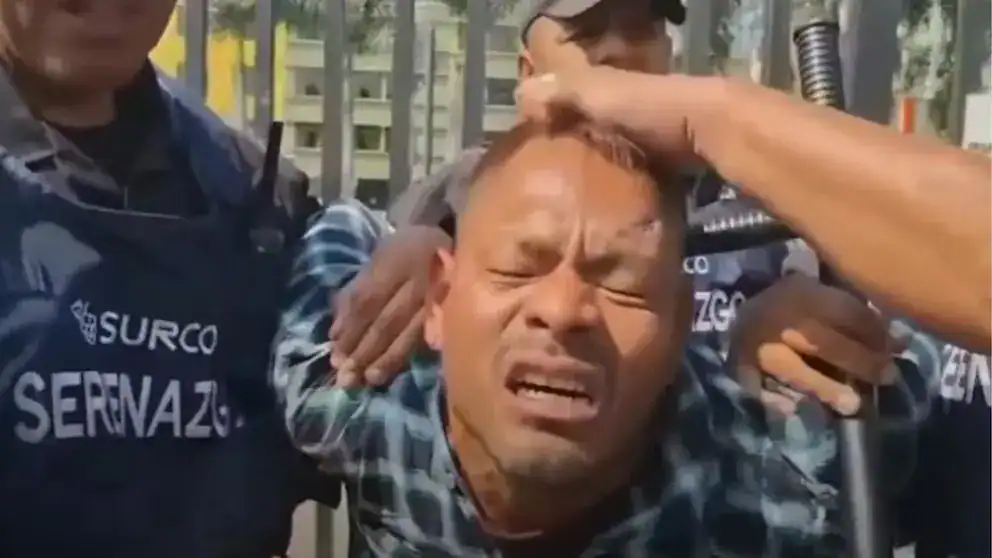 Asalto policial en Loreto: agentes detienen a joven en protesta, creando tensión en la vía pública. Imagen captura momento de intervención policial en contexto de conflictos sociales en Loreto, Perú.