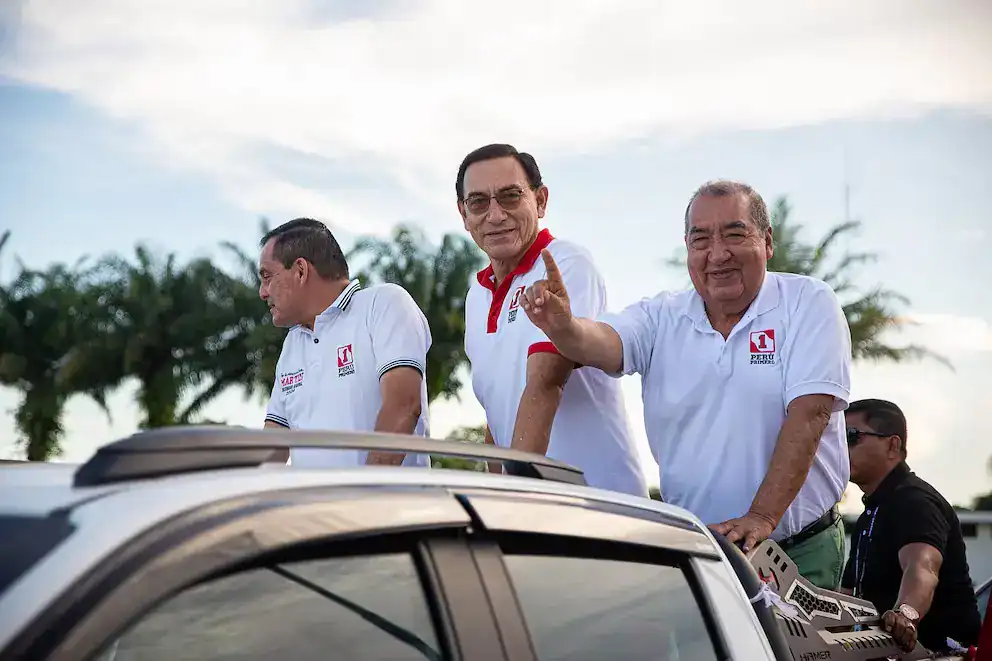 Candidatos en campaña electoral en Loreto durante un evento político en Lima, Perú, promoviendo propuestas y candidaturas en las elecciones regionales y municipales.