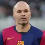 Jugador de fútbol con camiseta del FC Barcelona en un partido oficial.