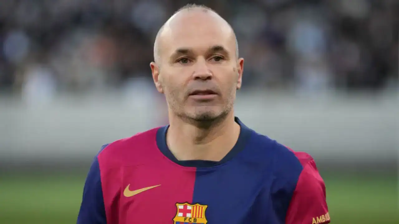 Jugador de fútbol con camiseta del FC Barcelona en un partido oficial.