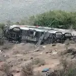 Camión volcado en la vía en Loreto, accidente de tránsito en Loreto Noticias.