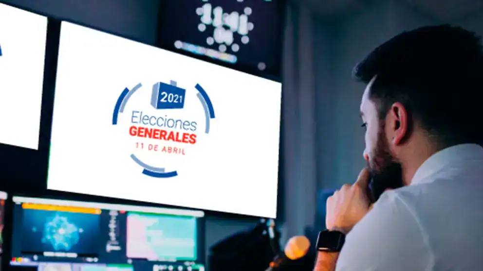 Elecciones generales 2021 en Loreto observador político monitorea la transmisión de resultados electorales en tiempo real.