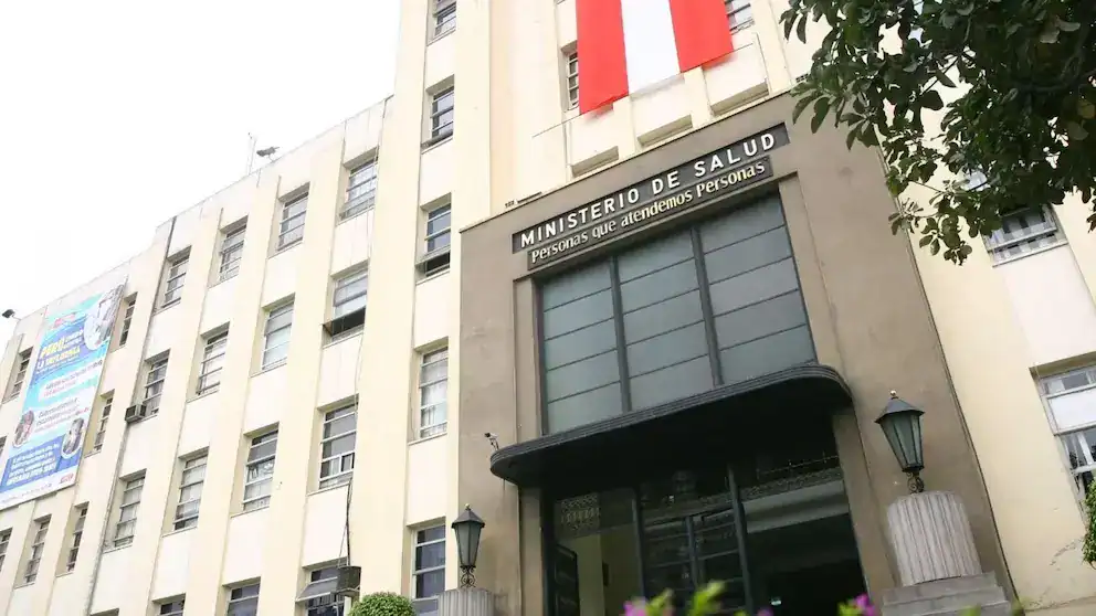 Personal de salud atendiendo en el Ministerio de Salud de Loreto en Perú.