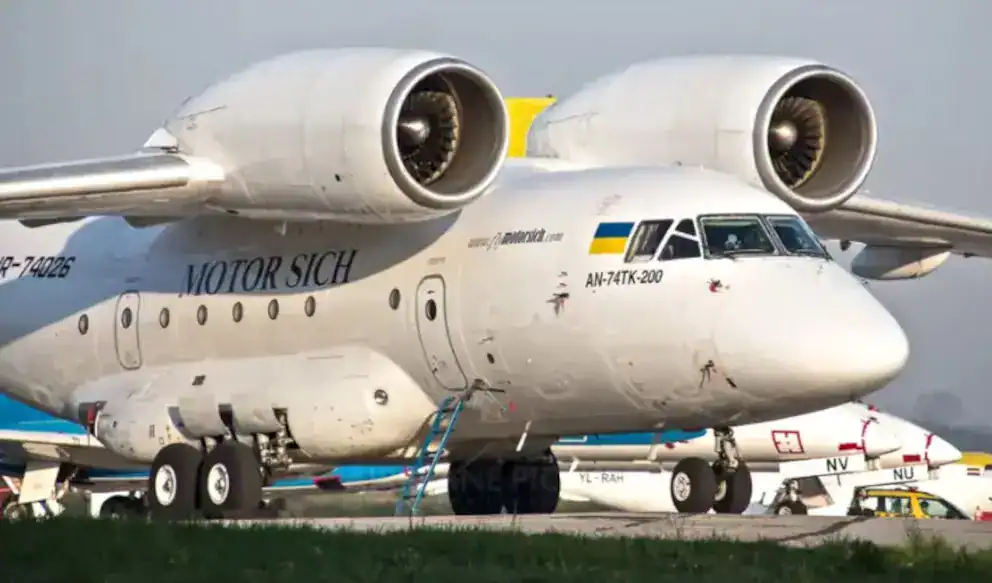AN-74TK-200 avión de transporte militar ucraniano en aeropuerto de Loreto Noticias.