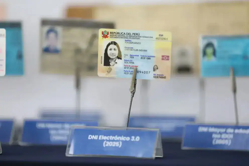 DNI electrónico 3.0 en exhibición en Loreto Noticias, mostrando la actualización en documentos de identidad en Perú para mayor seguridad y verificación en trámites oficiales.