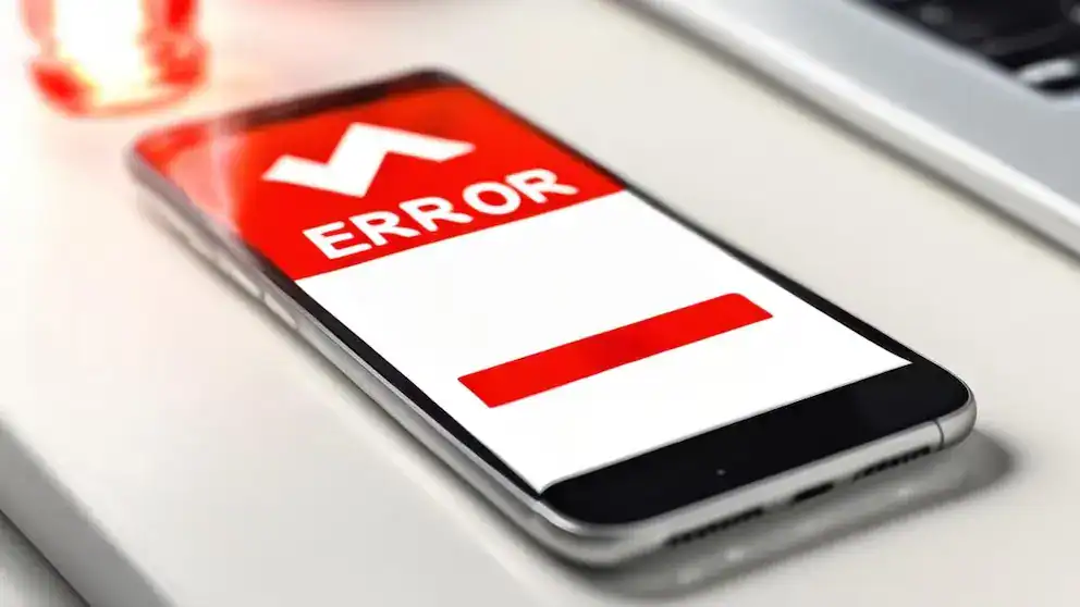 Error en el teléfono móvil, indicativo de problemas técnicos o fallos en el sistema. Imagen que ilustra una pantalla de smartphone con mensaje de error, relacionado con fallos en dispositivos tecnológicos o en aplicaciones.