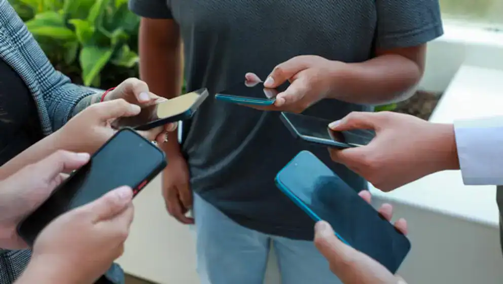 Usuarios usando smartphones para acceder a Loreto Noticias, periódico digital de actualidad y noticias en Loreto Perú.