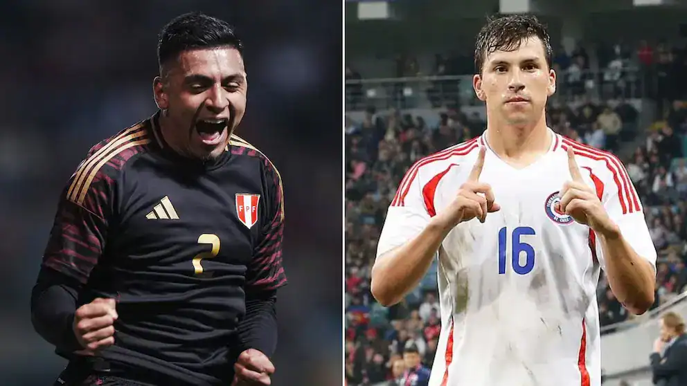 Goleador peruano con camiseta de fútbol, celebrando en el campo.