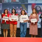 Prevención de la violencia sexual en eventos públicos, mujeres y representantes con carteles que promueven entornos seguros y respeto en Loreto Noticias en Perú.