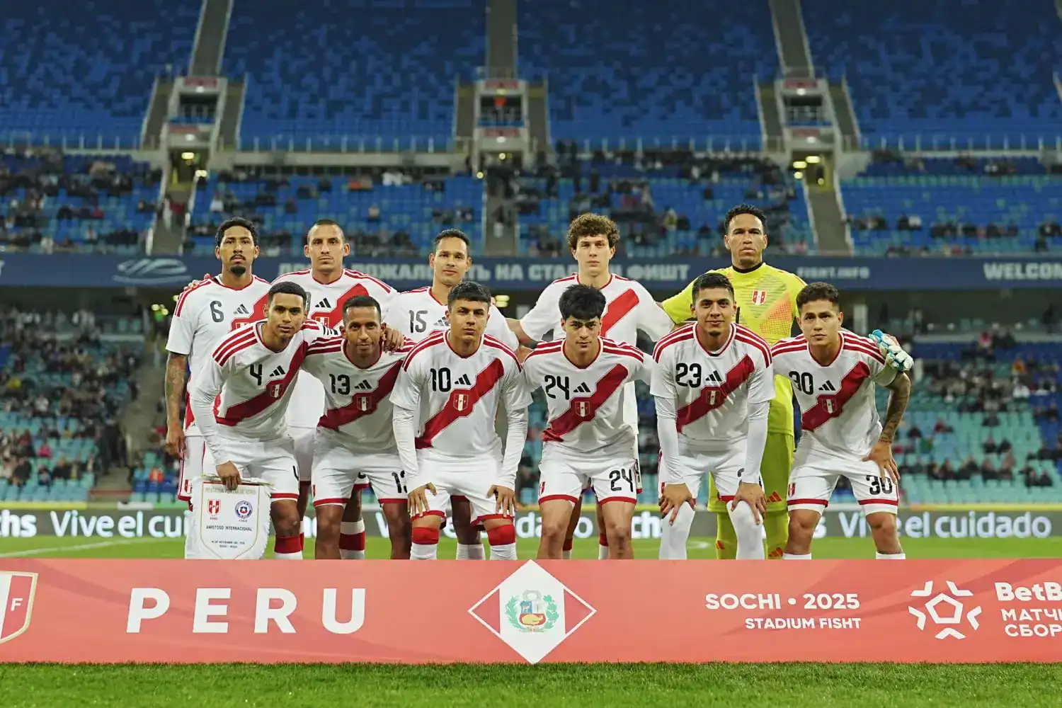 Jugadores de la selección peruana de fútbol en el estadio Fisht de Sochi para la Copa del Mundo 2025. Equipo peruano con uniforme blanco y rojo, listos para jugar en el torneo internacional.