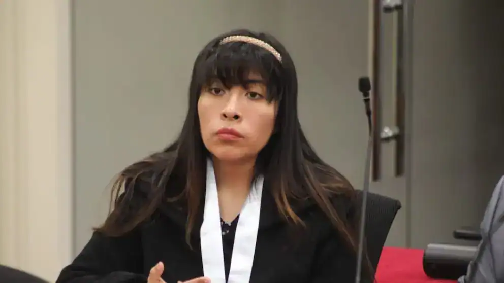 Una mujer en audiencia judicial en Perú, mostrando seriedad en un entorno institucional de justicia. Imagen que refleja temas de justicia, derechos y legislación en Lima.