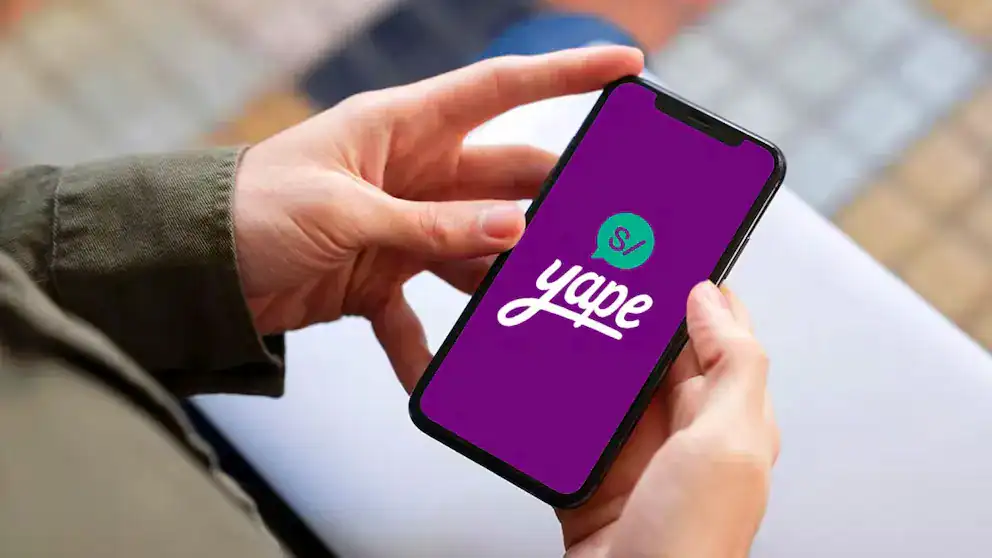 Imagen de una persona usando la app Yape en un smartphone, resaltando la facilidad de pago digital.