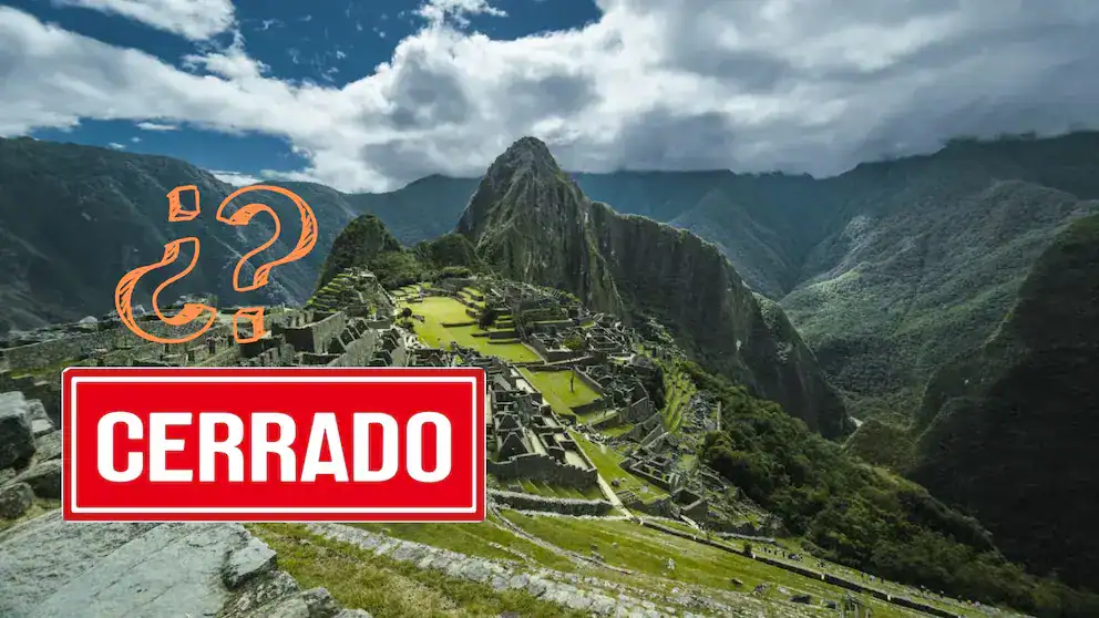 Vista de Machu Picchu con nubes y montañas verdes, patrimonio cultural, turismo en Perú, maravilla del mundo, majestuoso paisaje andino.